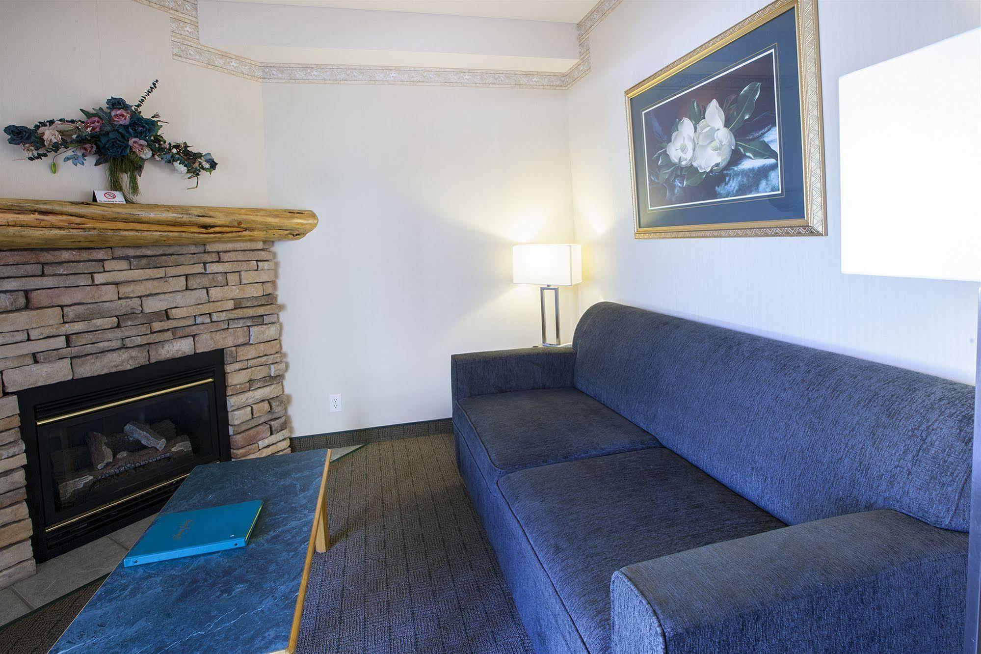 Waterton Glacier Suites Exterior foto