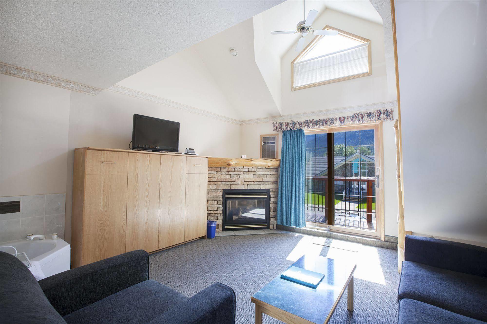 Waterton Glacier Suites Exterior foto