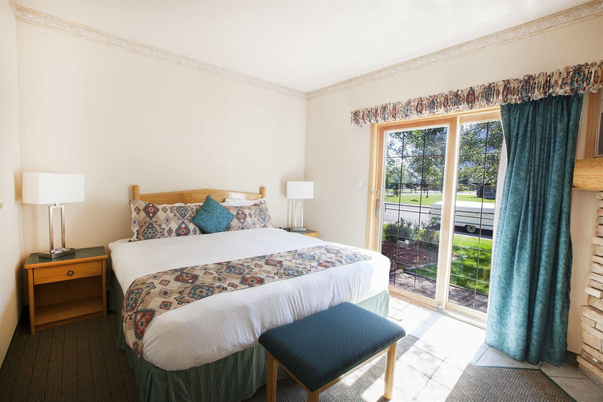 Waterton Glacier Suites Exterior foto